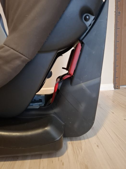 Универсално детско столче за кола Maxi Cosi.