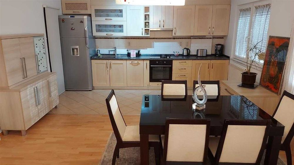 Тристаен имот в кв.Банишора