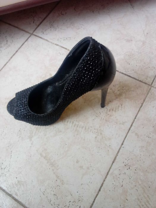 Обувки с камъни с висок ток