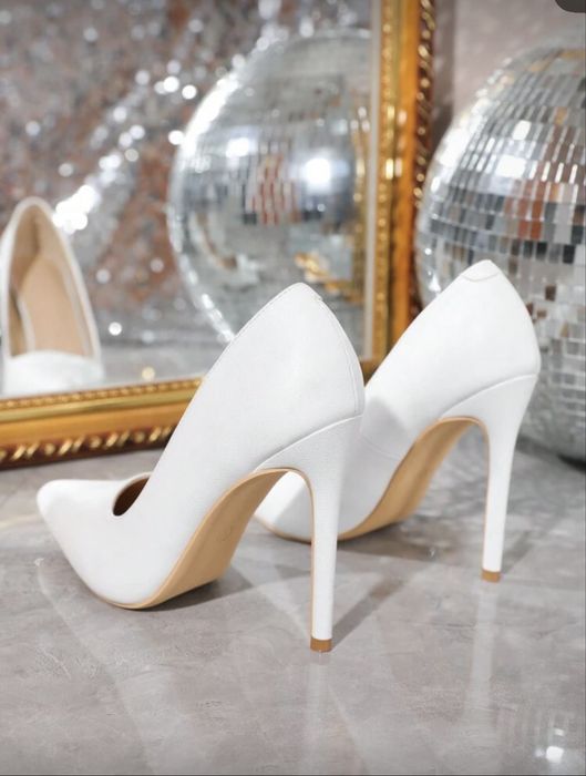 Продавам бели токчета