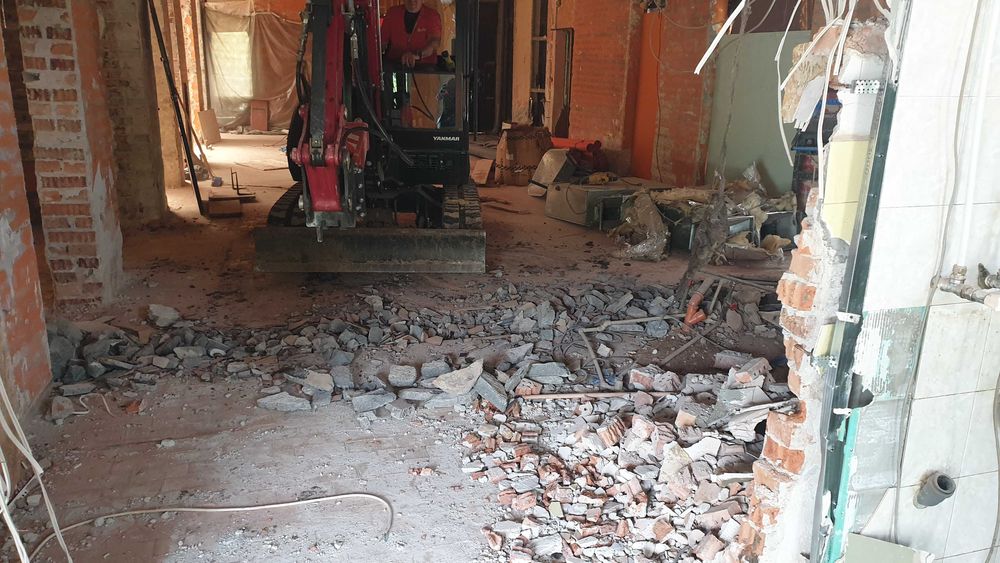 Услуги с мини багер 2.7 ,Хидравличен чук 150 кг,Самосвал и Бобкат