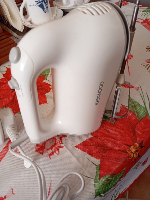 Vând mixer 3 viteze marca Kenwood origine UK.