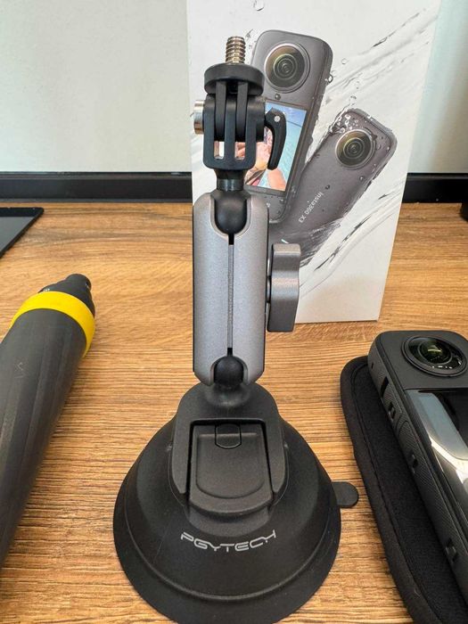 Екшън камера Insta 360 x3 / + Invisible stick и стойка за кола /