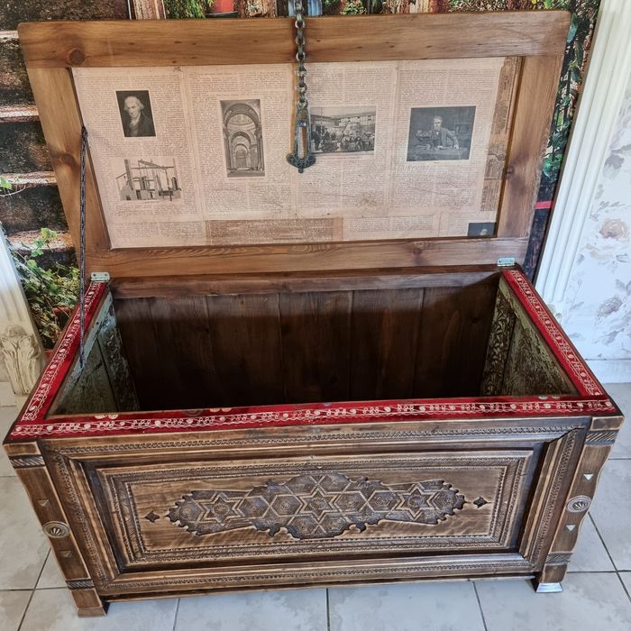 Продаю старинный сундук.