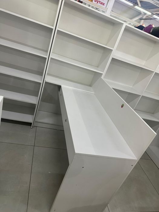 Срочно продам витрины и шкафы