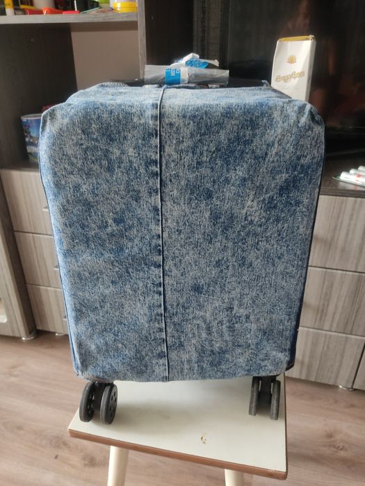 Продам чемодан маленький