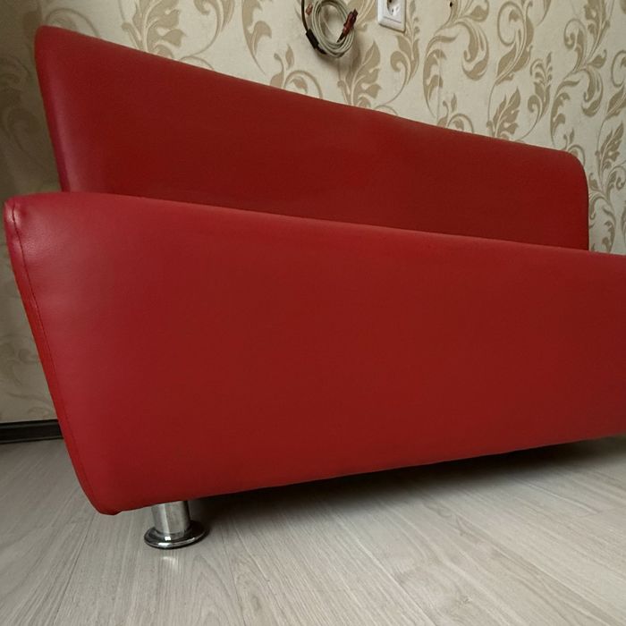 Продам диванчик красный офис/студия/магазин