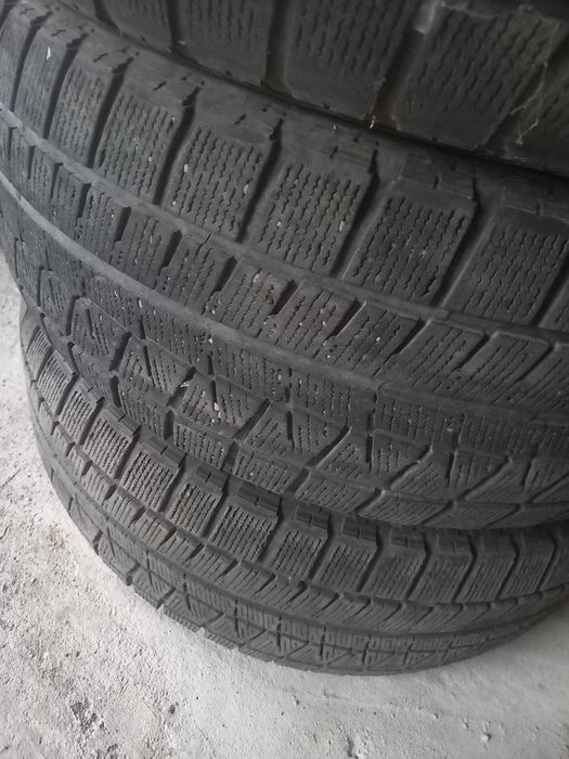 Продам резину Bridgestone 215,55,16 зима
