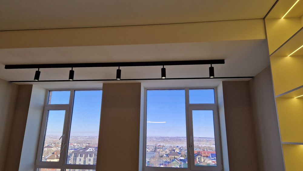 Светильник трековый новый.