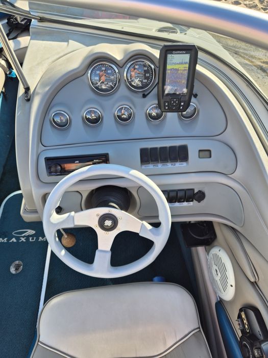 Продам катер Maxum