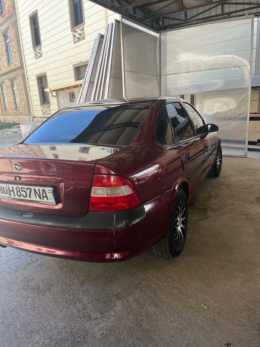 Opel mashinasi  sotiladi