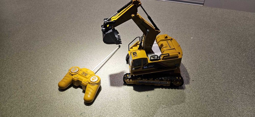 Excavator telecomanda