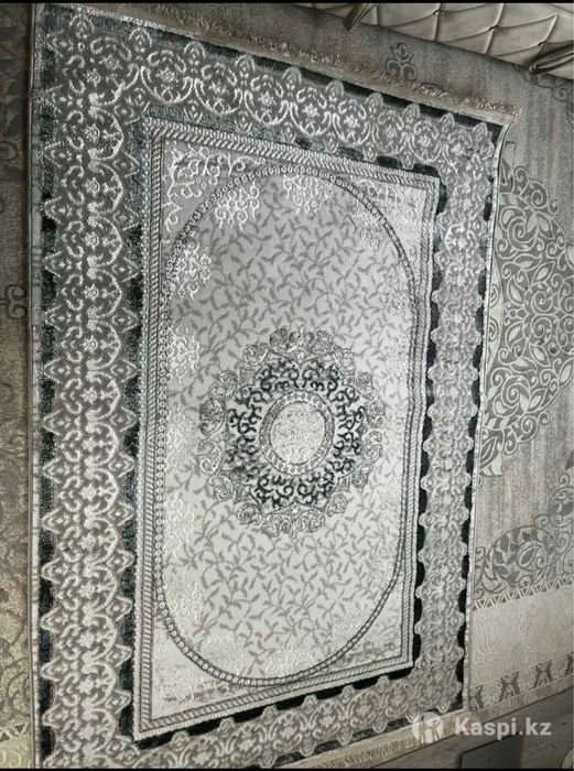 Ковер серого цвета