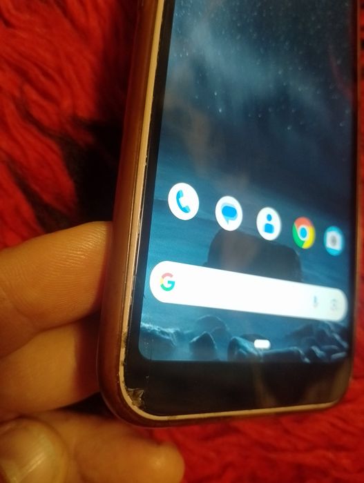 Nokia 2.4 spukano v lqvo dolu staklo i zaden kapak napukan s keis