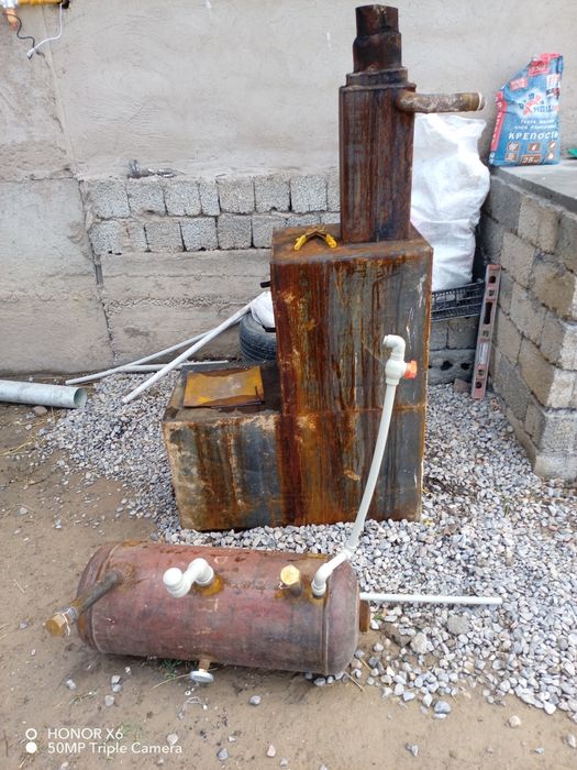 Жігіттер бір-бірінің аузын сорып алады