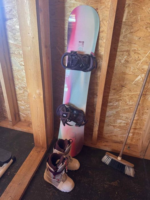 Snowboard cu încălțăminte – mărimea 38 – stare excelentă!