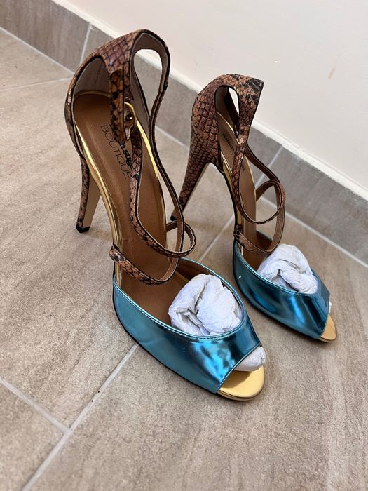ЧИСТО НОВИ Елегантни високи обувки в синьо и змийски принт