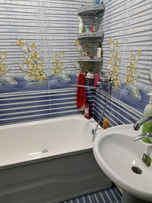 Navoiy shahar 1 etaj 2xonali uy sotiladi