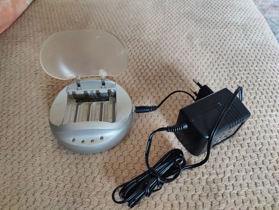 Încărcător baterii AAA și AA