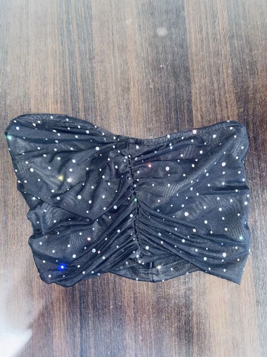 Top negru cu pietricele