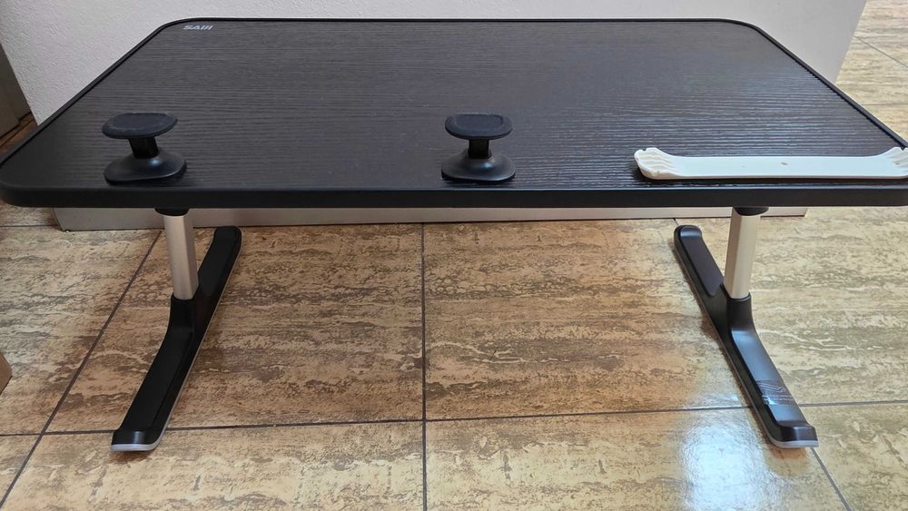 Masă laptop SAIJI pliabilă reglabilă 52x30 cm până la 17” – Neagră