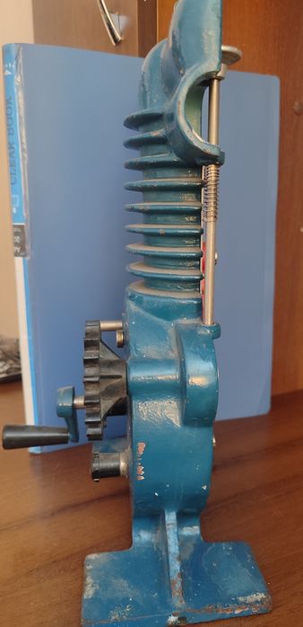 модель четырехтактного двигателя внутреннего сгорания.