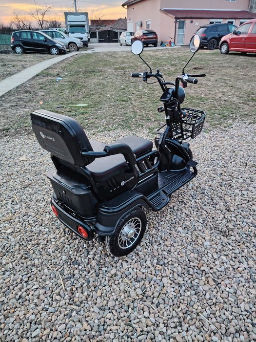 Triciclu electric 2 locuri 100 km aproape Nou 4 chei încărcător Alarma