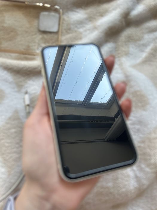 Продаю айфон 11.