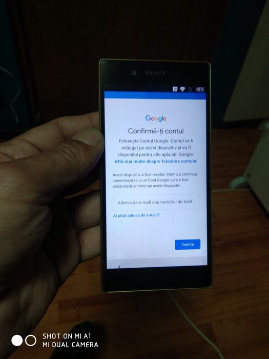 Vând tel vechi so ny auriu cu mică problemă