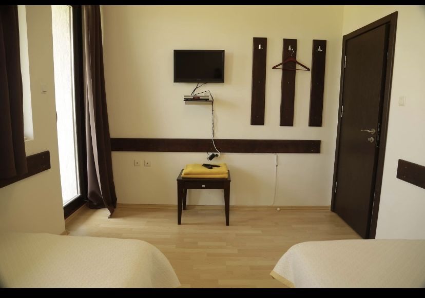 Дава се под наем Къща в с. Юнец, Област Варна - 180 кв.м за 150000 € - Снимка #7