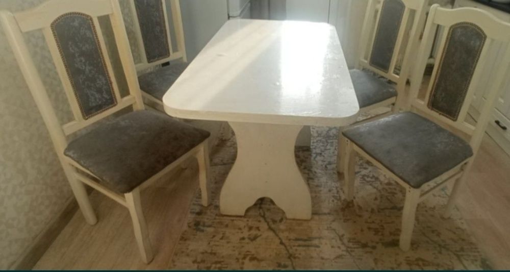 Кухонный стол с стульями