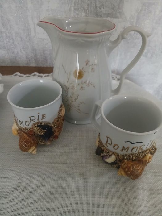 Кана за вода и две чаши