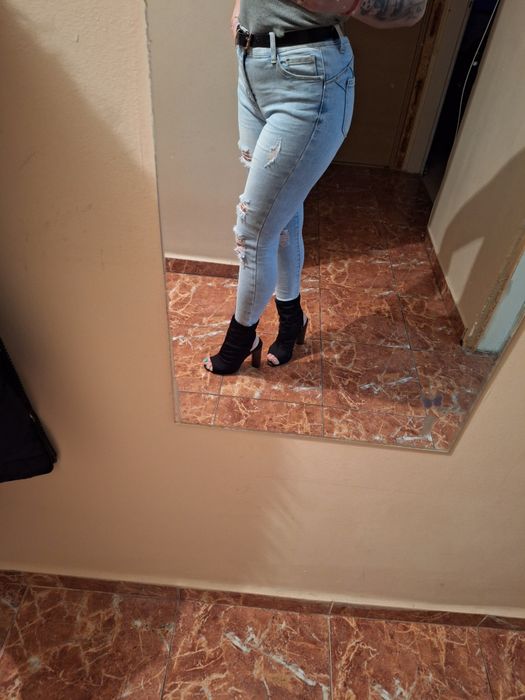 Вталени еластични дънки размер М