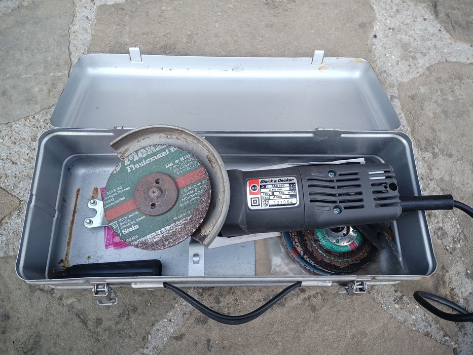 Малък Шлайф Black &Decker SAG 550