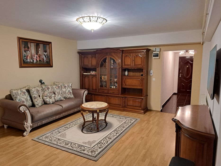 Vând apartament 3 camere .
