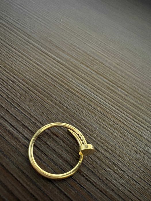 Vând inel Cartier din aur galben, model tip cui, elegant și deosebit.