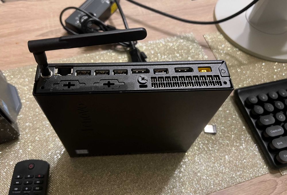 Sistem Lenovo mic I3 7300T, 16Gb 256 SSD Wi Fi LCD 22 inchi tast mouse