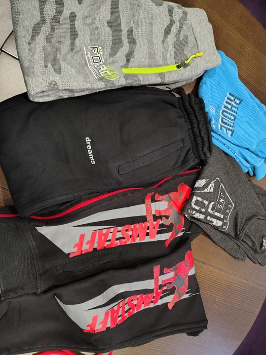 Две долнища, спортен екип и две блузи с дълъг ръкав