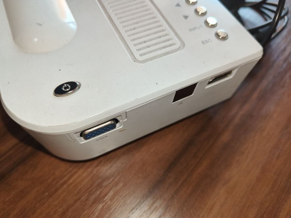 Vând mini proiector