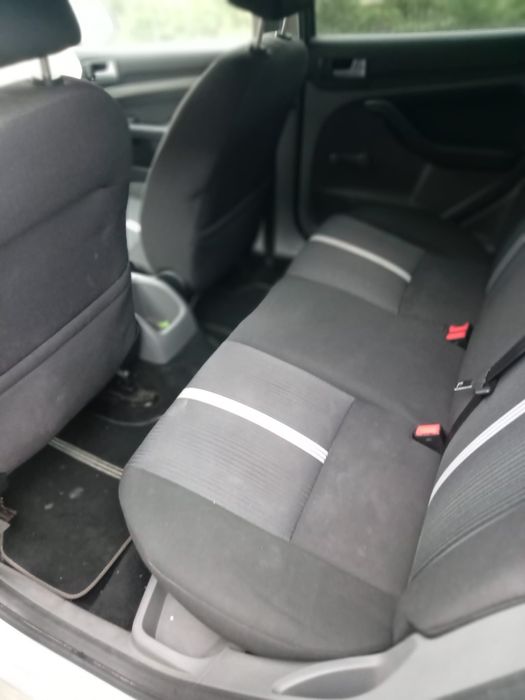 Ford Focus break benzina 1.6 an 2011 – avariat (ideal pentru reparații