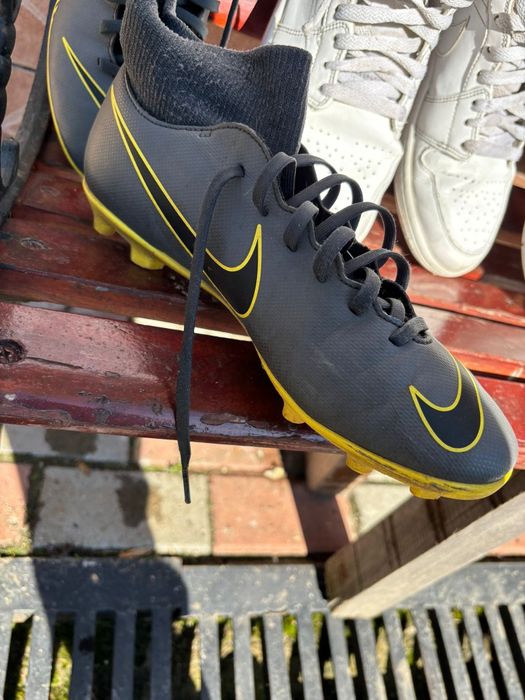 Vând crampoane Nike
