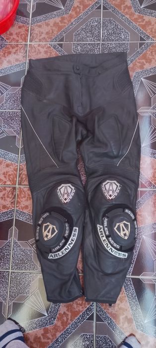 Pantaloni de protecție pentru motociclete din piele de vițel.