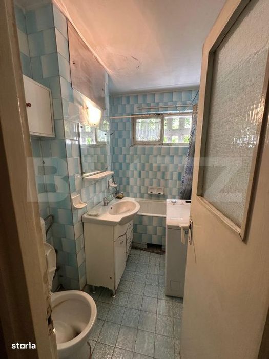 Apartament cu 3 camere, decomandate, boxa, centrala, zona Primaverii