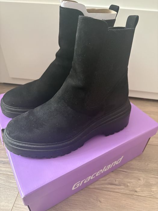 Черни велурени боти