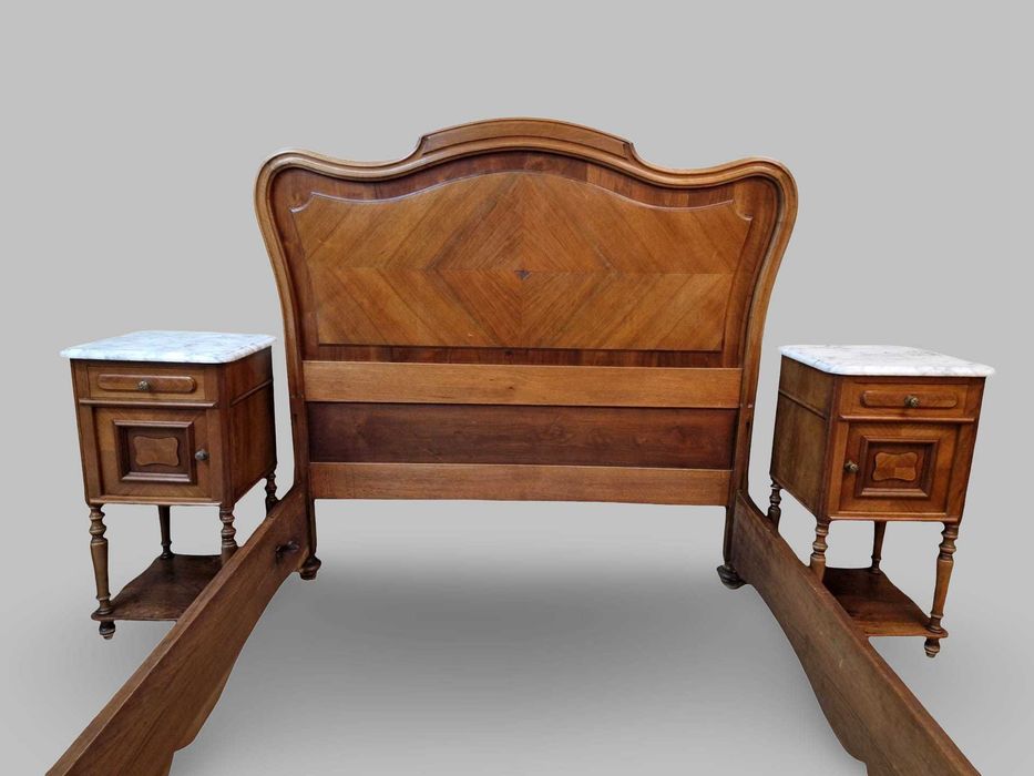 Френски антикварен спален комплект от масивен орех