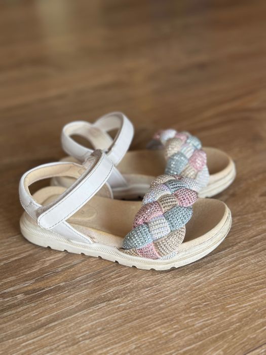 Обувки и сандали за момиче 27 номер