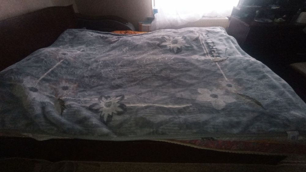 Продаётся двухспалный диван в хорошем состоянии.