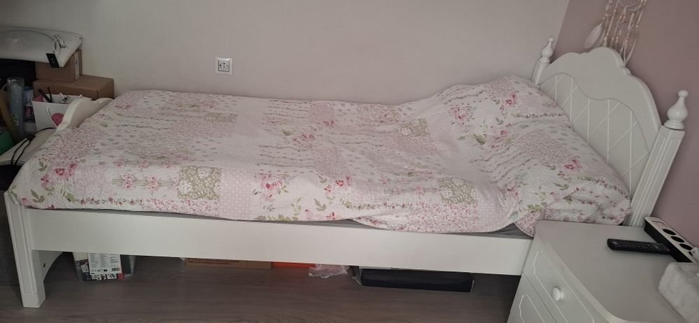 Красиво бяло легло за матрак 90/200