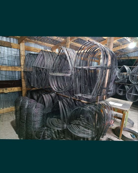 Ритуальные венки, оградки, кресты.