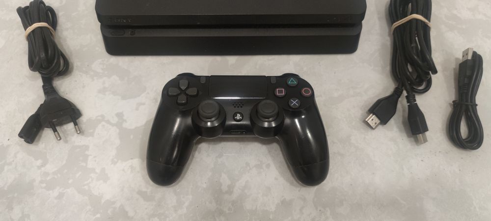 PS4-Slim-1000 gb+Джойстик+Фифа